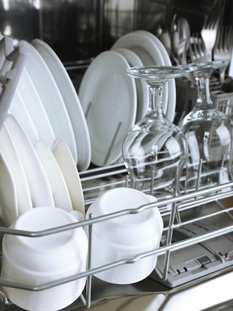 8.5_0000_open-dishwasher-with-clean-utensils-it_392895-475837_f148dd63-8fe4-4f57-963b-1a7f1fbff1e9.jpg